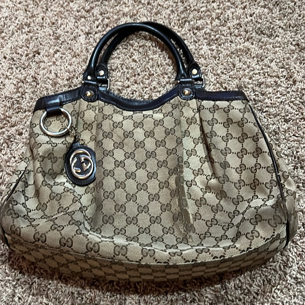 Gucci shoulder bag with dust bag